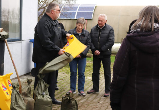 På BorgerBeredskabets Bo Vandsikkert-kursus den 1. februar i Korsør underviste Jørgen Hansen (tv) og Marianne Kristiansen knap 20 borgere i at fylde og bruge sandsække og på andre måder mindske skaderne ved oversvømmelse.